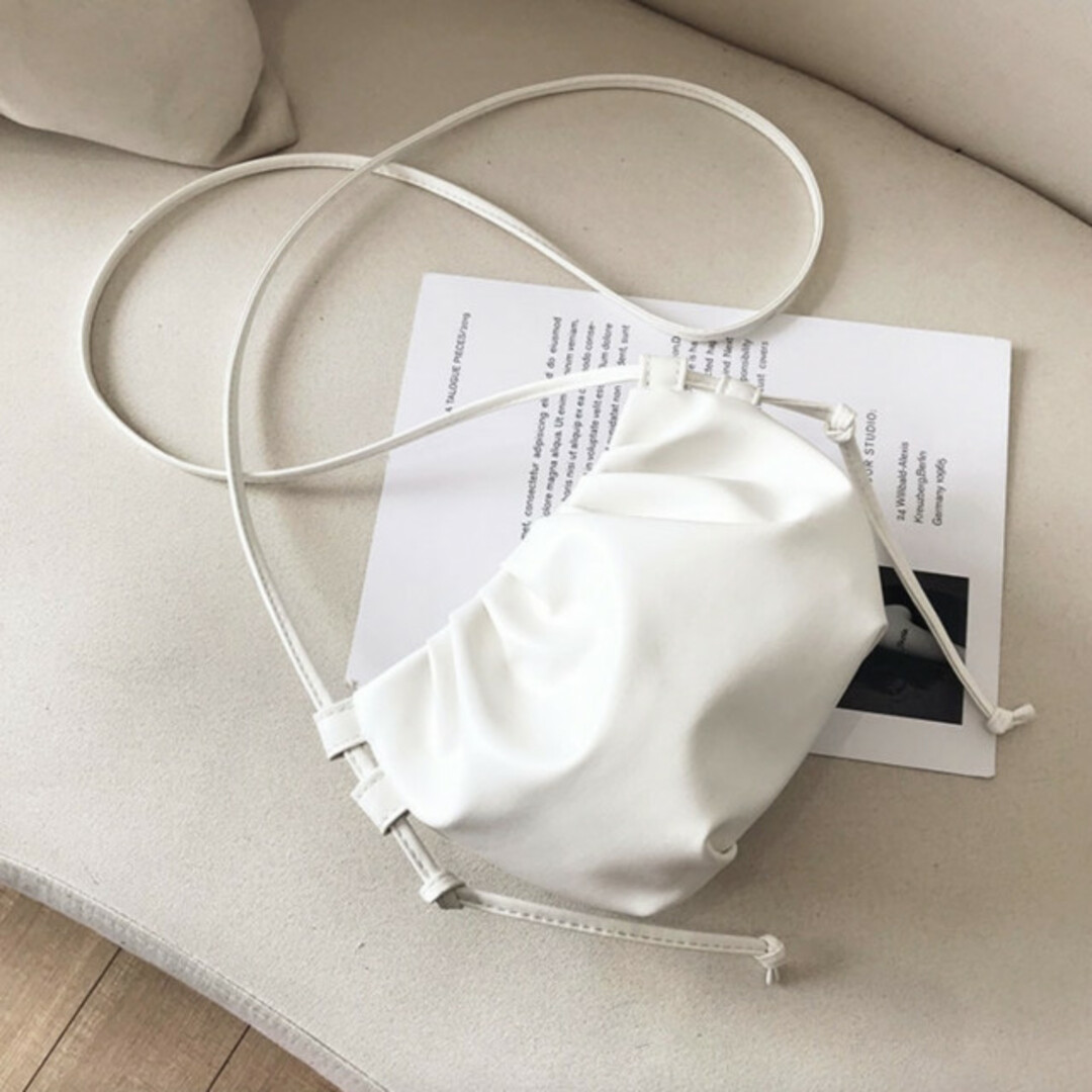 ギャザーデザイン ショルダーバッグ 白 レザー 2way プチプラ 韓国通販 レディースのバッグ(ショルダーバッグ)の商品写真