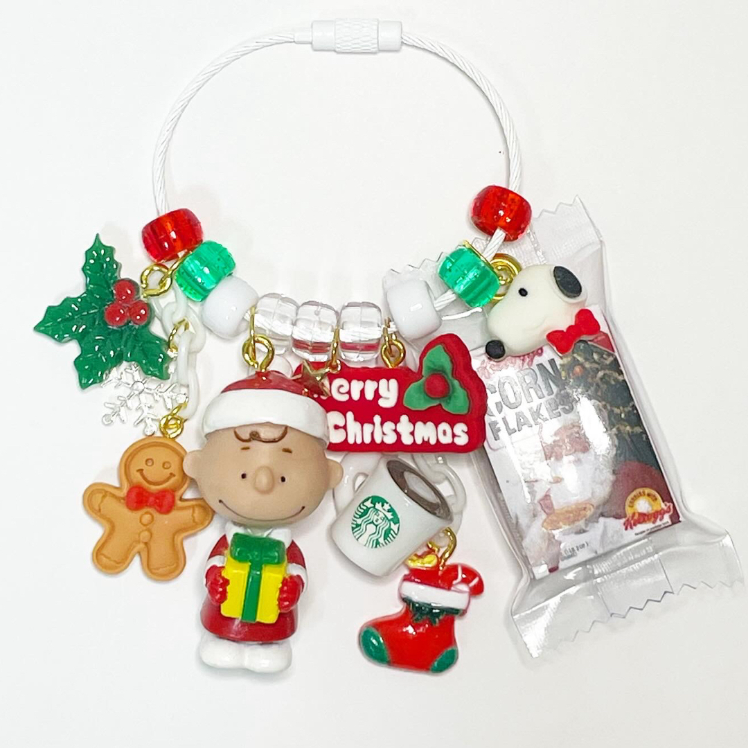 SNOOPY(スヌーピー)の サンタさんになって🎅✨ あの子にプレゼント🎁を送るよ❤️ キーホルダー✨ ハンドメイドのアクセサリー(キーホルダー/ストラップ)の商品写真