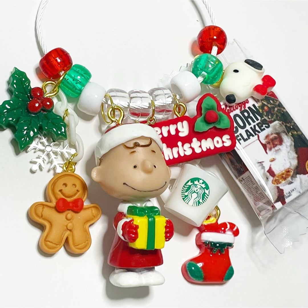 SNOOPY(スヌーピー)の サンタさんになって🎅✨ あの子にプレゼント🎁を送るよ❤️ キーホルダー✨ ハンドメイドのアクセサリー(キーホルダー/ストラップ)の商品写真