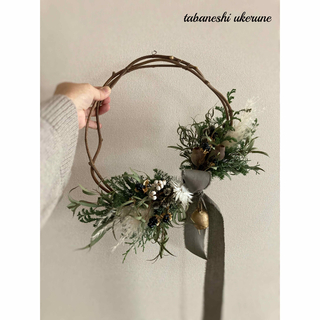 アイアンベルが鳴る　冬の実物を紡いだハーフ型　クリスマスリース　ドライフラワー(リース)