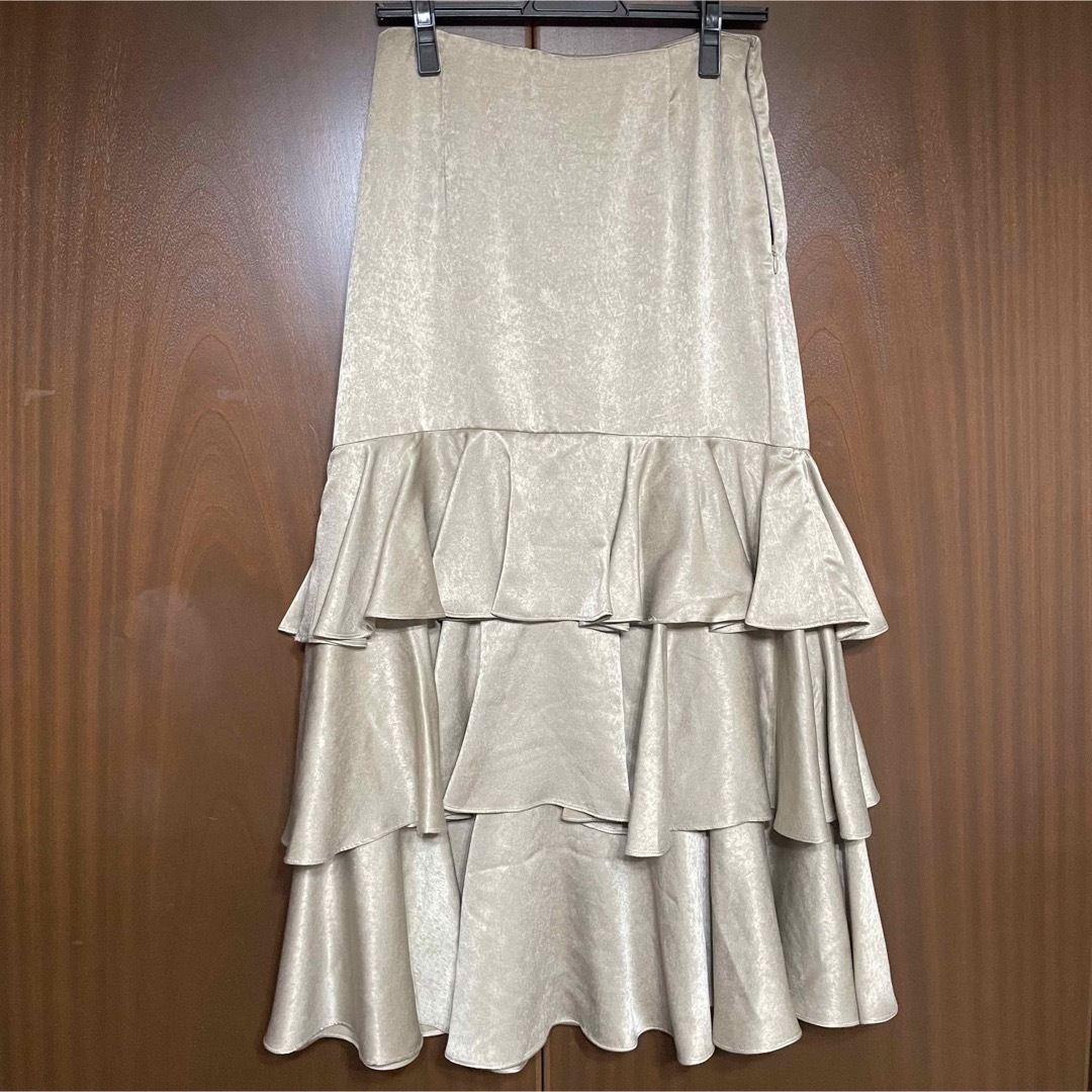Noble(ノーブル)のノーブル サテン裾フリルスカート ベージュ サイズF レディースのスカート(ロングスカート)の商品写真