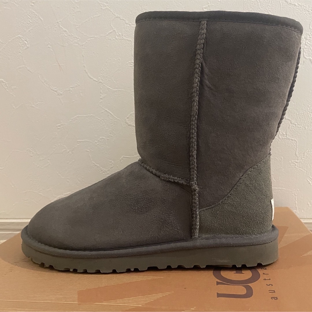 UGG(アグ)の　youme様専用！　UGG short boots size6  レディースの靴/シューズ(ブーツ)の商品写真