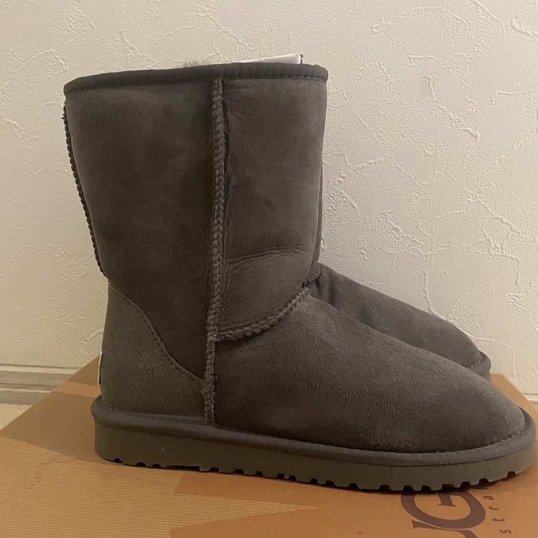 UGG(アグ)の　youme様専用！　UGG short boots size6  レディースの靴/シューズ(ブーツ)の商品写真