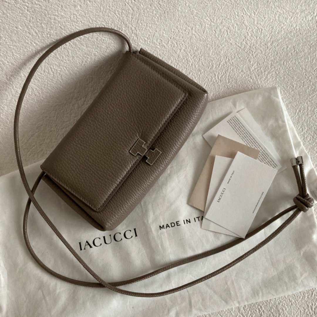 IACUCCI(イアクッチ)の極美品　イアクッチ　アバ　ウォレットショルダー レディースのバッグ(ショルダーバッグ)の商品写真