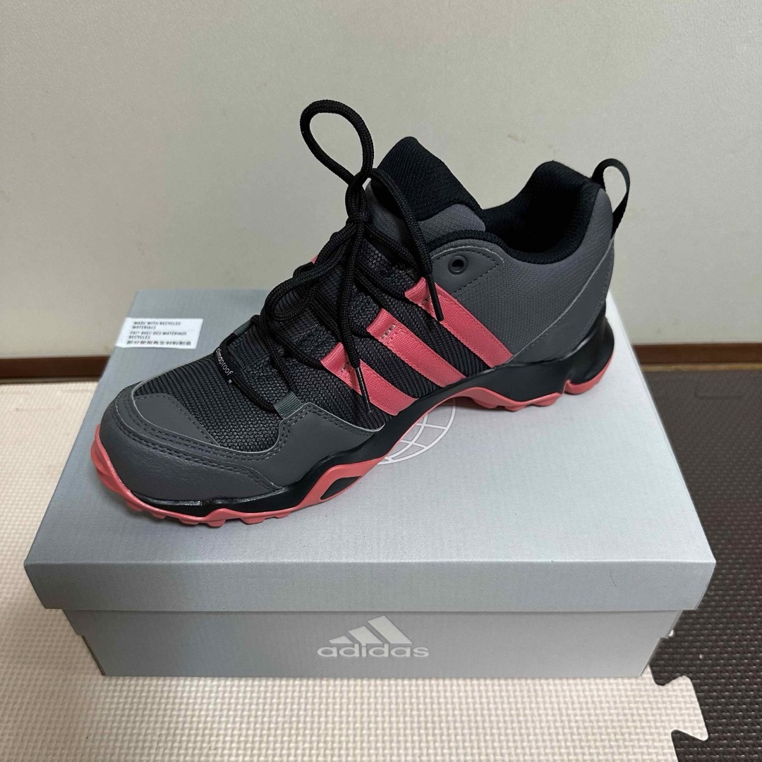 adidas(アディダス)のadidas アディダス スニーカー 24.5cm グレー レディースの靴/シューズ(スニーカー)の商品写真