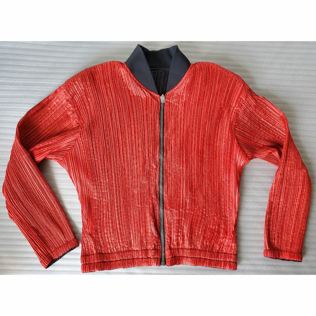 ISSEY MIYAKE(イッセイミヤケ)のイッセイミヤケプリーツプリーズ長袖2WAYリーバーシブルブルゾン黒赤 メンズのジャケット/アウター(ブルゾン)の商品写真