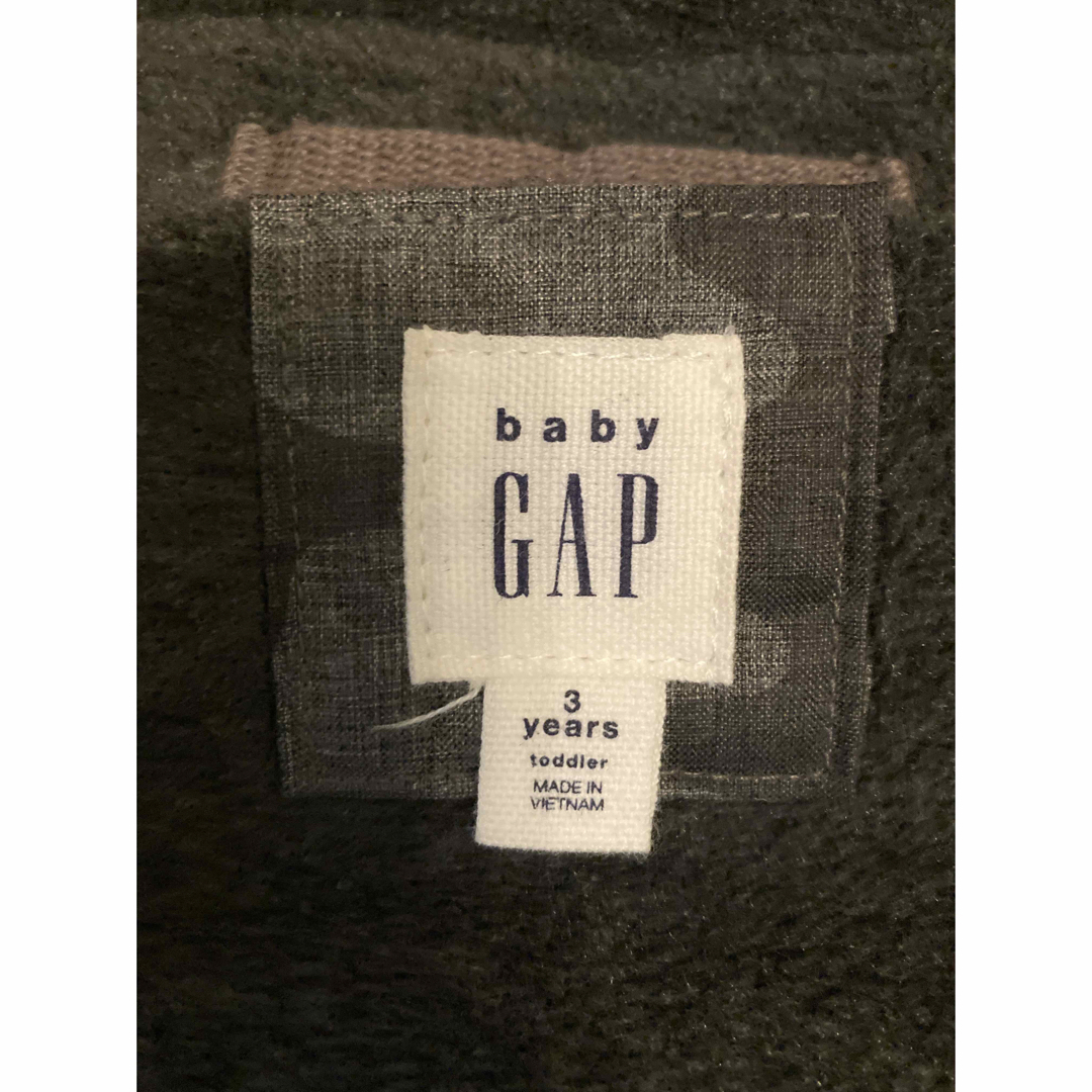 babyGAP(ベビーギャップ)のbaby GAP ダウンベスト 3歳 90 100 カモ柄 迷彩柄 防寒着 上着 キッズ/ベビー/マタニティのキッズ服男の子用(90cm~)(ジャケット/上着)の商品写真