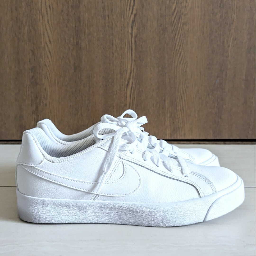 NIKE(ナイキ)のNike コートロイヤル White ホワイト 24.5cm レディースの靴/シューズ(スニーカー)の商品写真