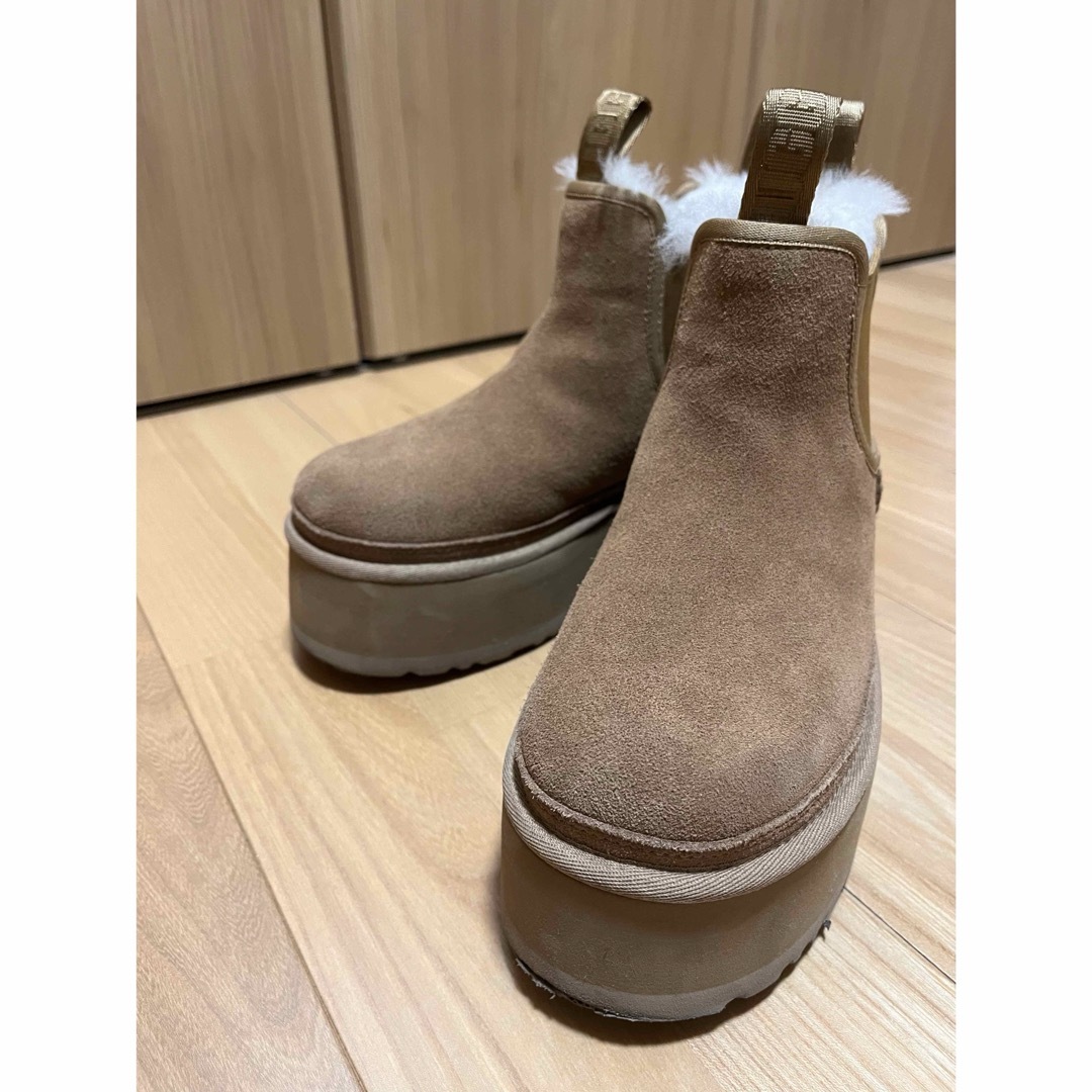 UGG(アグ)の値下げしました❗️美品✨　UGG厚底ブーツ　22センチ レディースの靴/シューズ(ブーツ)の商品写真