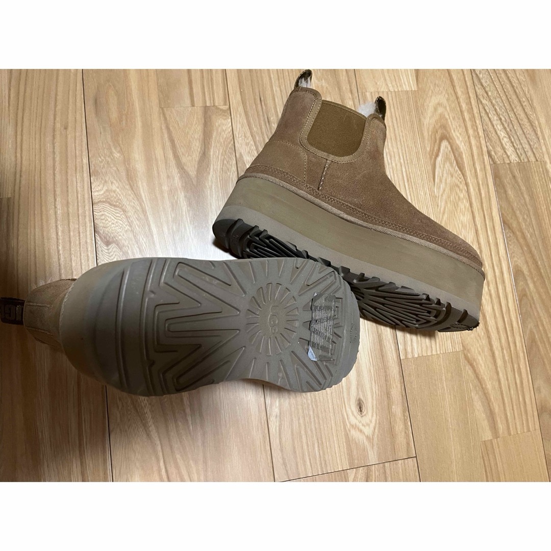 UGG(アグ)の値下げしました❗️美品✨　UGG厚底ブーツ　22センチ レディースの靴/シューズ(ブーツ)の商品写真