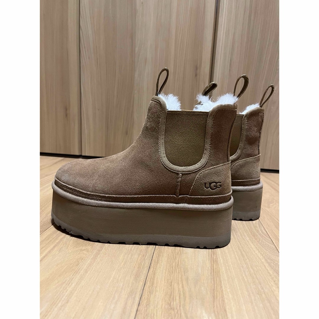 UGG(アグ)の値下げしました❗️美品✨　UGG厚底ブーツ　22センチ レディースの靴/シューズ(ブーツ)の商品写真