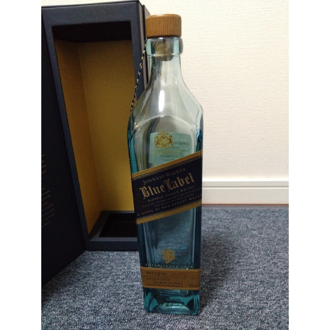 ジョニーウォーカー(ジョニーウォーカー)のジョニーウォーカーブルーラベル　箱付き空瓶 食品/飲料/酒の酒(ウイスキー)の商品写真