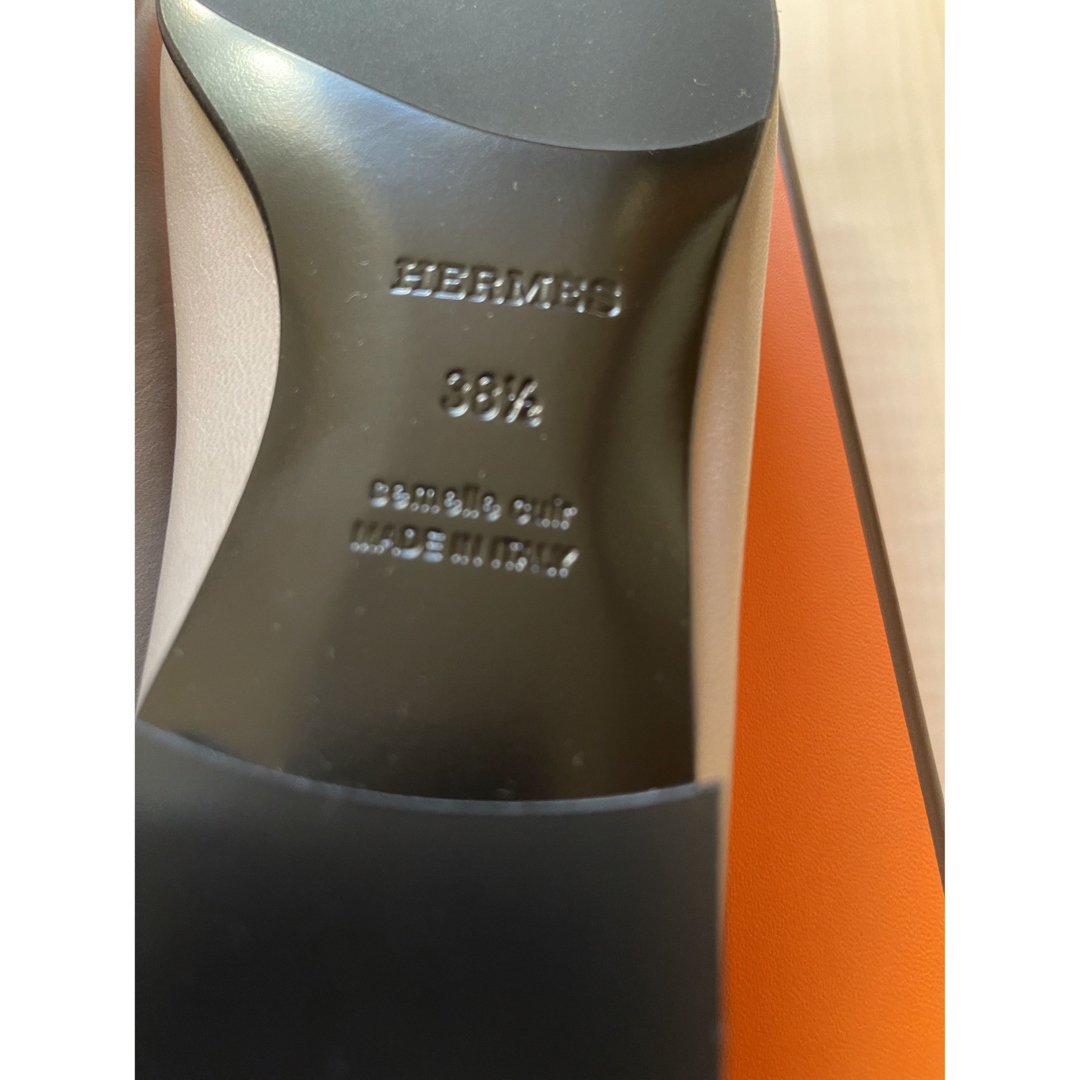 Hermes(エルメス)の未使用新品《HERMES》モカシンパリ　23AW ベージュマスティック　38.5 レディースの靴/シューズ(ローファー/革靴)の商品写真