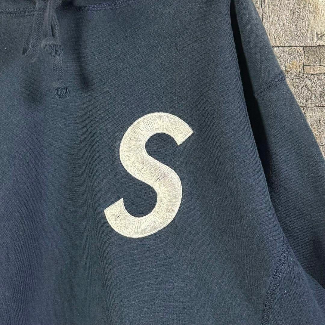 Supreme(シュプリーム)の【即完売品】シュプリーム ワンポイント刺繍 Sロゴ 定番カラー パーカー入手困難 メンズのトップス(パーカー)の商品写真