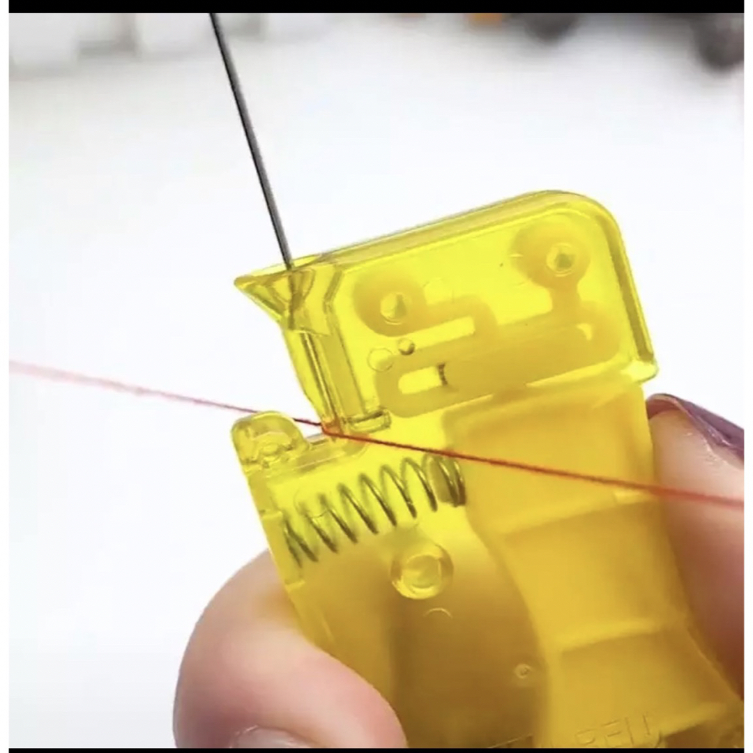 ワンタッチ自動糸通し器　糸通し器 ハンドメイドの素材/材料(生地/糸)の商品写真