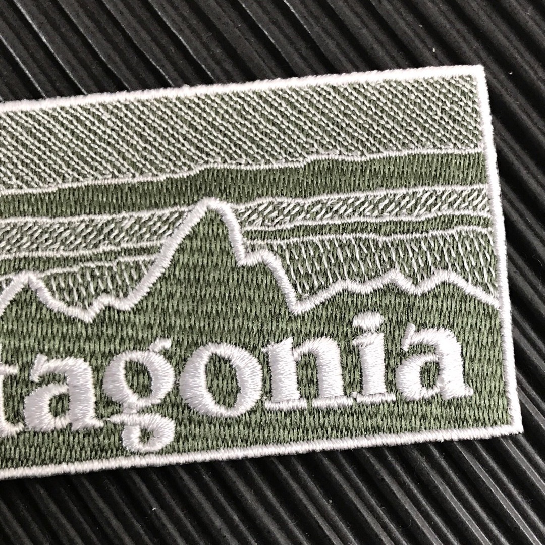 patagonia(パタゴニア)のPATAGONIA フィッツロイ カーキ モノクロ柄 アイロンワッペン -1E メンズの帽子(その他)の商品写真