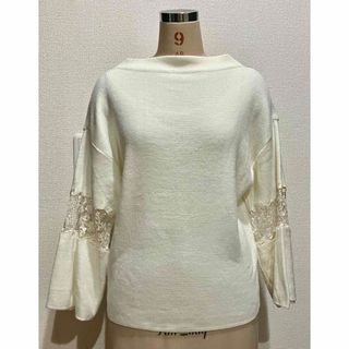 ミスティウーマン(mysty woman)のミスティウーマン　刺繍ニット　ボードネック　ホワイト　size M(ニット/セーター)