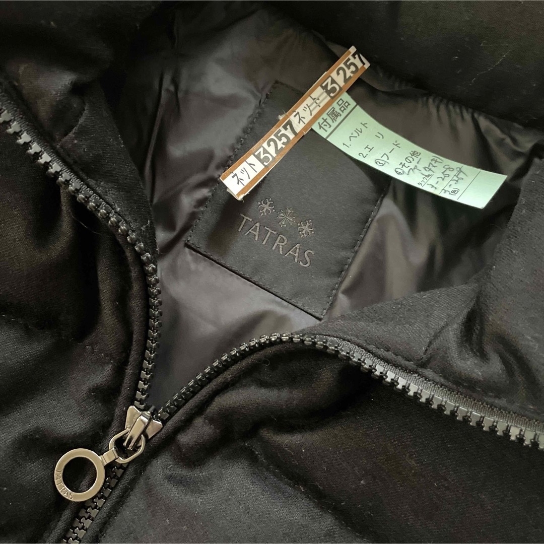TATRAS(タトラス)のタトラス　ラビアナ　ブラック　02サイズ　有料クリーニング済み　専用ハンガー有り レディースのジャケット/アウター(ダウンコート)の商品写真