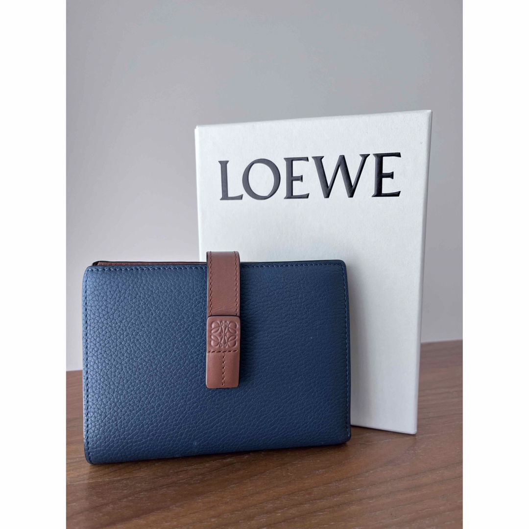 LOEWE(ロエベ)の美品✨ロエベ 折り財布 アナグラム バーティカルウォレット レザー ネイビー レディースのファッション小物(財布)の商品写真