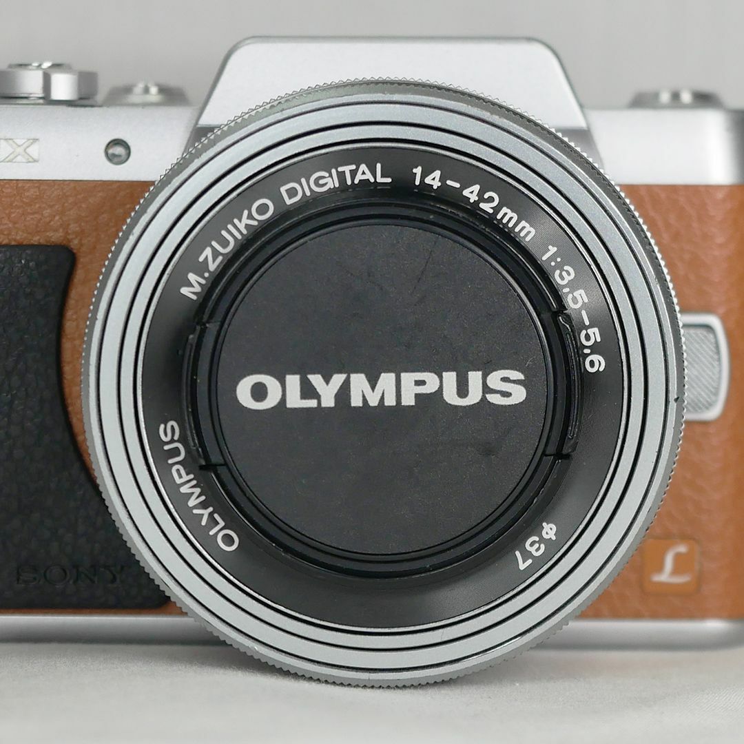 OLYMPUS(オリンパス)のOLYMPUS 電動パンケーキレンズ M.ZUIKO 14-42mm シルバー スマホ/家電/カメラのカメラ(レンズ(ズーム))の商品写真