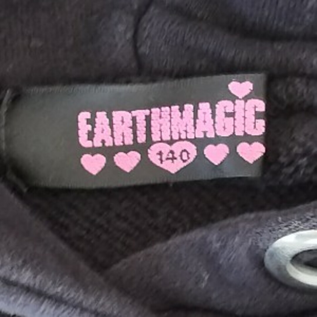 EARTHMAGIC(アースマジック)のアースマジック　ブラックフード付きトレーナー140cm キッズ/ベビー/マタニティのキッズ服女の子用(90cm~)(Tシャツ/カットソー)の商品写真