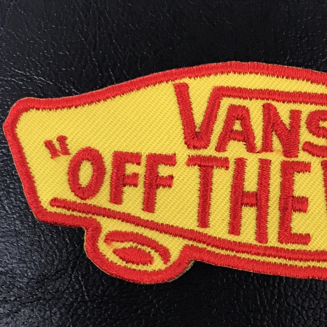 VANS(ヴァンズ)の黄×赤 VANS OFF THE WALL バンズ ロゴ アイロンワッペン 5 自動車/バイクのバイク(装備/装具)の商品写真