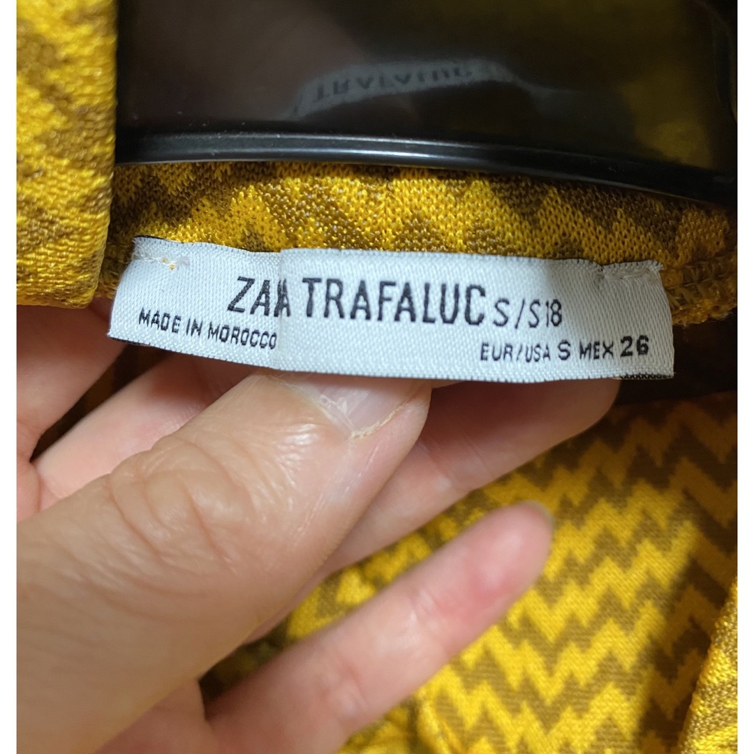 ZARA(ザラ)のZARA ハイネック　パワーショルダー　ボーダー　変形　マスタードイエロー レディースのトップス(カットソー(長袖/七分))の商品写真