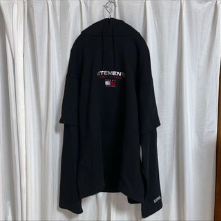 ヴェトモン(VETEMENTS)のVETEMENTS TOMMY レイヤード　パーカー(パーカー)