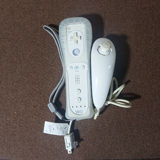 ウィー(Wii)のWii リモコン ヌンチャクセット白 ホワイト シリコンカバー付  任天堂純正品(家庭用ゲーム機本体)