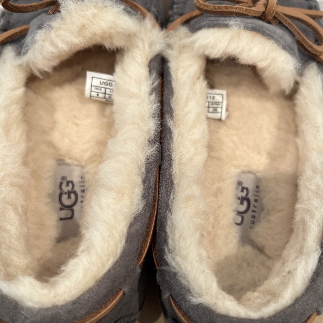 UGG(アグ)のUGG ダコタ　モカシン　グレー レディースの靴/シューズ(スリッポン/モカシン)の商品写真