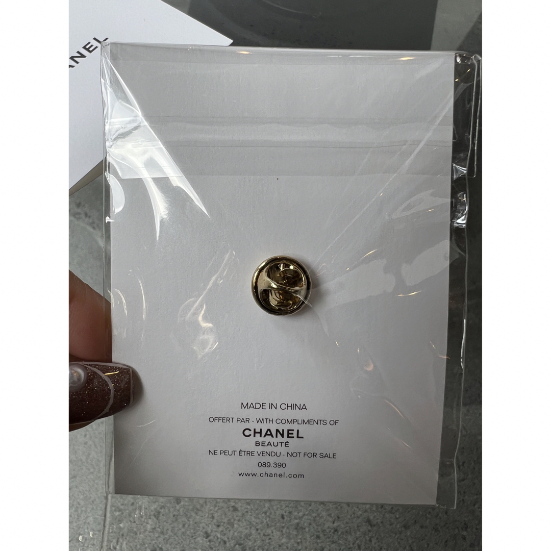 CHANEL(シャネル)のCHANEL シャネル ピンバッジ コスメギフト レディースのアクセサリー(ブローチ/コサージュ)の商品写真