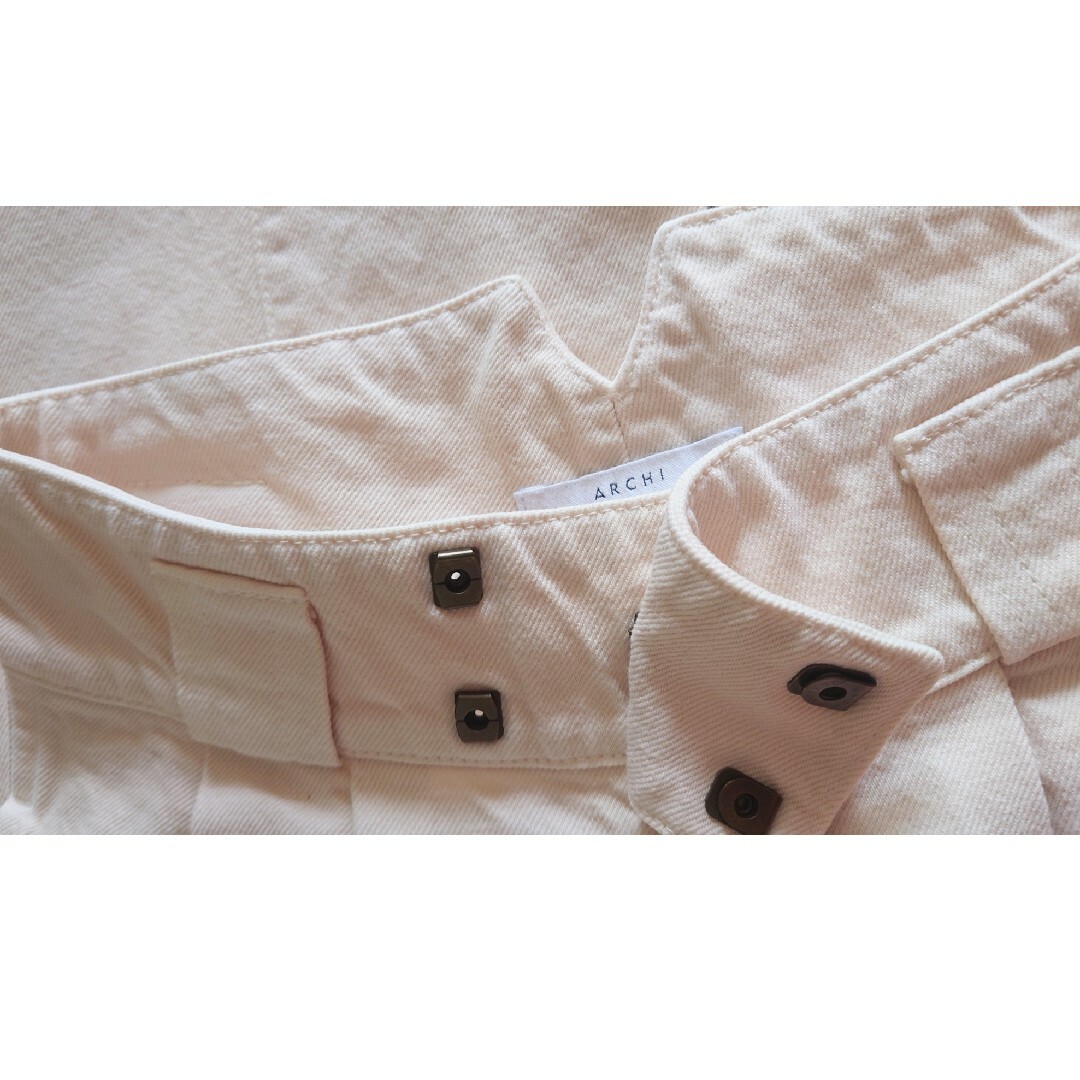 archi(アーキ)のarchi ジョッキー　ホワイト　デニム　PANTS レディースのパンツ(カジュアルパンツ)の商品写真