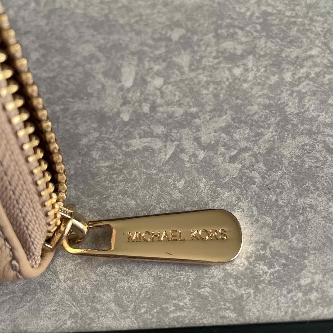 Michael Kors(マイケルコース)のマイケルコース　ラウンドチャック　財布 レディースのファッション小物(財布)の商品写真