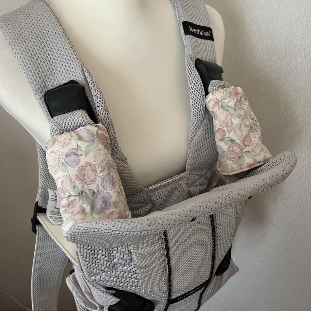 BABYBJORN(ベビービョルン)の抱っこ紐よだれカバー よだれパッド ベビービョルン用 ハンドメイド 花柄 キッズ/ベビー/マタニティの外出/移動用品(抱っこひも/おんぶひも)の商品写真