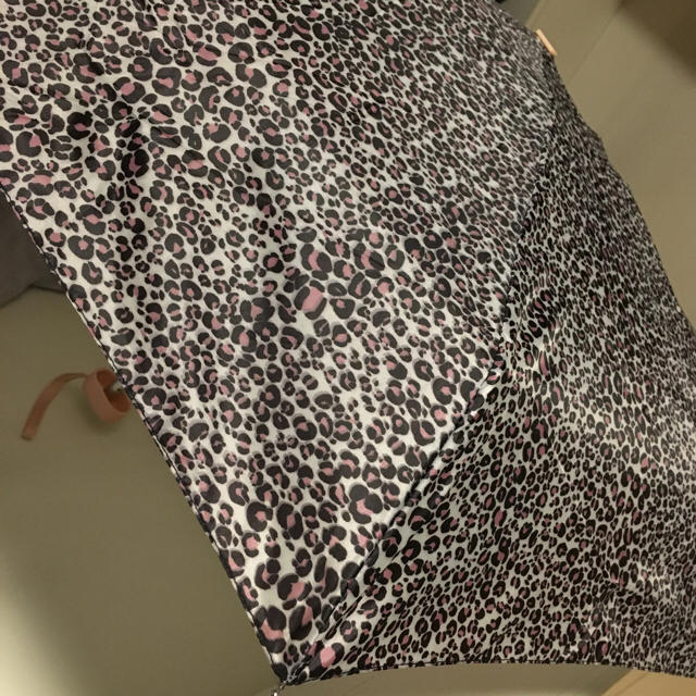 H&M(エイチアンドエム)の折りたたみ傘！ピンクヒョウ柄 レディースのファッション小物(傘)の商品写真
