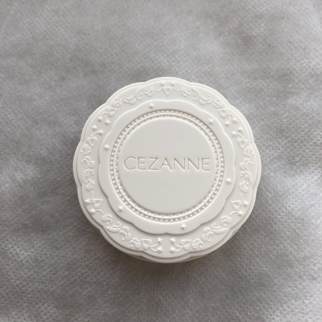 CEZANNE（セザンヌ化粧品）(セザンヌケショウヒン)のセザンヌ　UVシルクカラーパウダー　01 ライト（明るい肌色） コスメ/美容のベースメイク/化粧品(フェイスパウダー)の商品写真