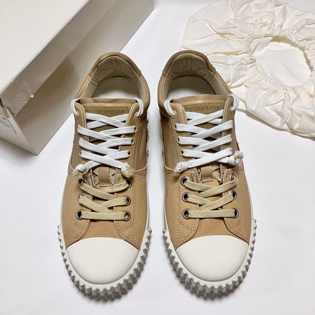 メインカラーグリーンMARTIN MARGIELA   新品　43