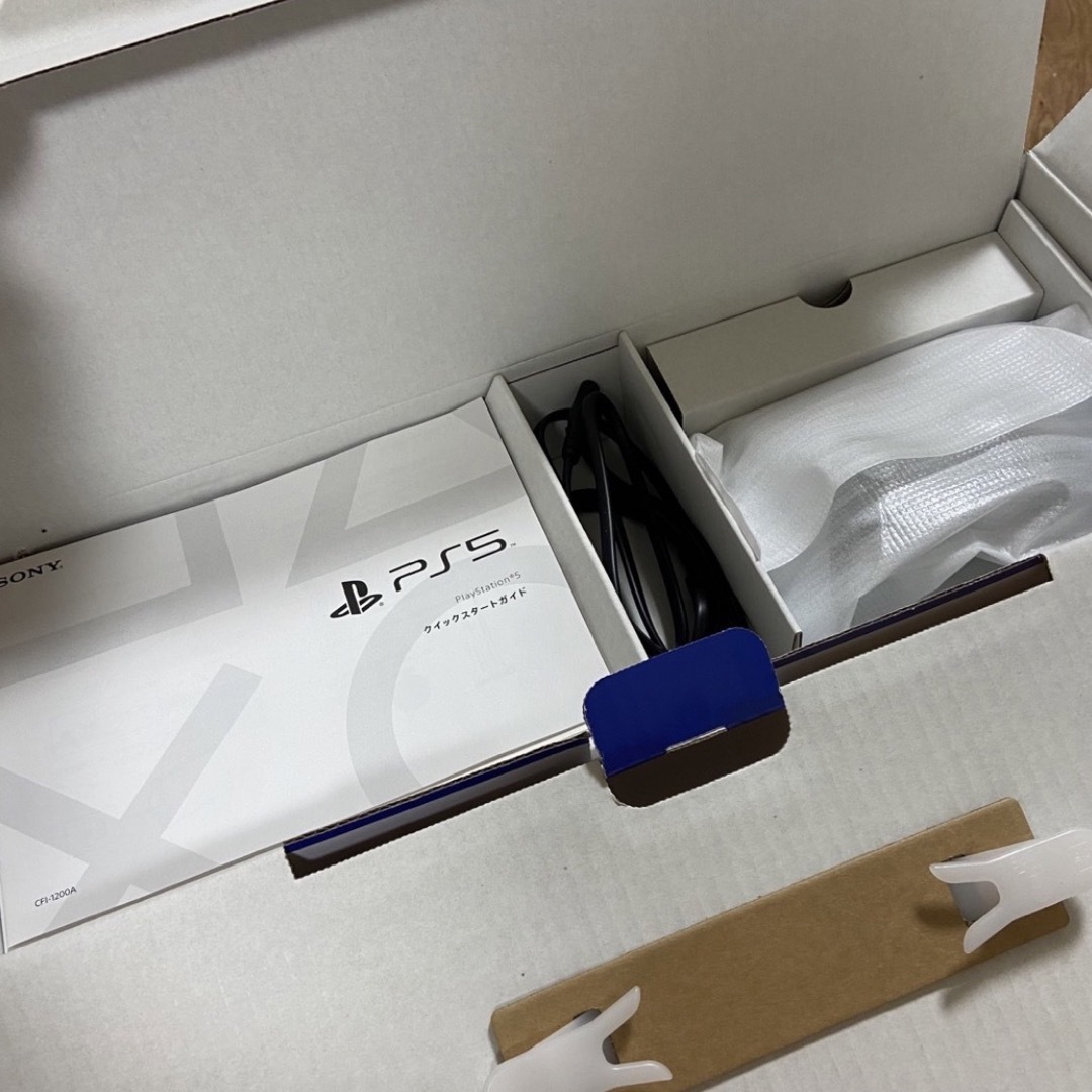 PlayStation - 【極美品】PS5 本体 CFI-1200A01 保証書付の通販 by し ...