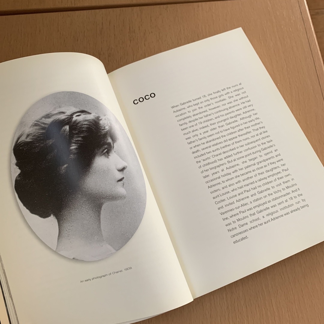 ＣＯＣＯ　ＣＨＡＮＥＬ：ＴＨＥ　ＬＥＧＥＮＤ　ＡＮＤ　ＴＨＥ エンタメ/ホビーの本(洋書)の商品写真