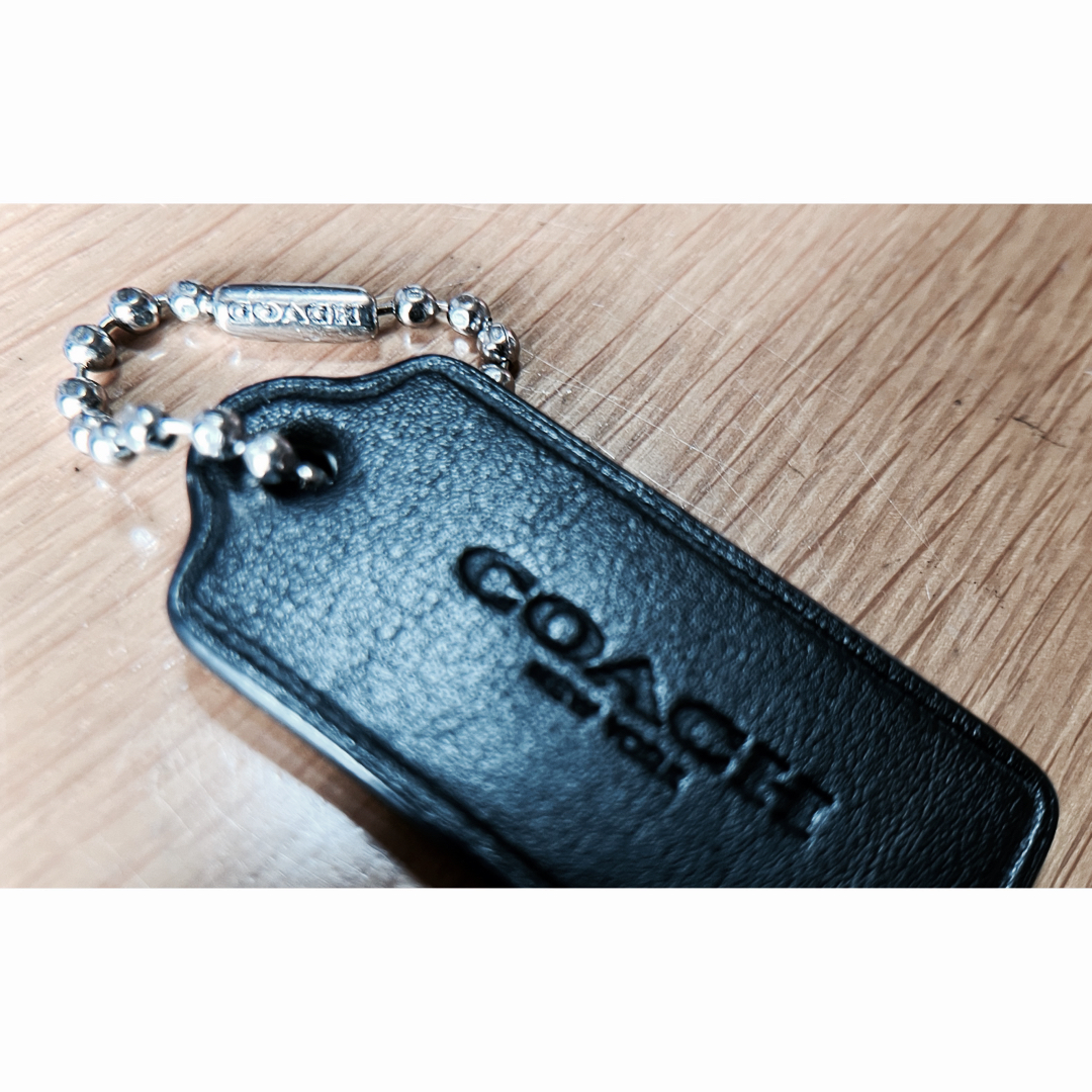 COACH(コーチ)のCOACH◼️レザータグ/バッグチャーム/ロゴキーホルダー/正規品/ほぼ新 レディースのアクセサリー(チャーム)の商品写真