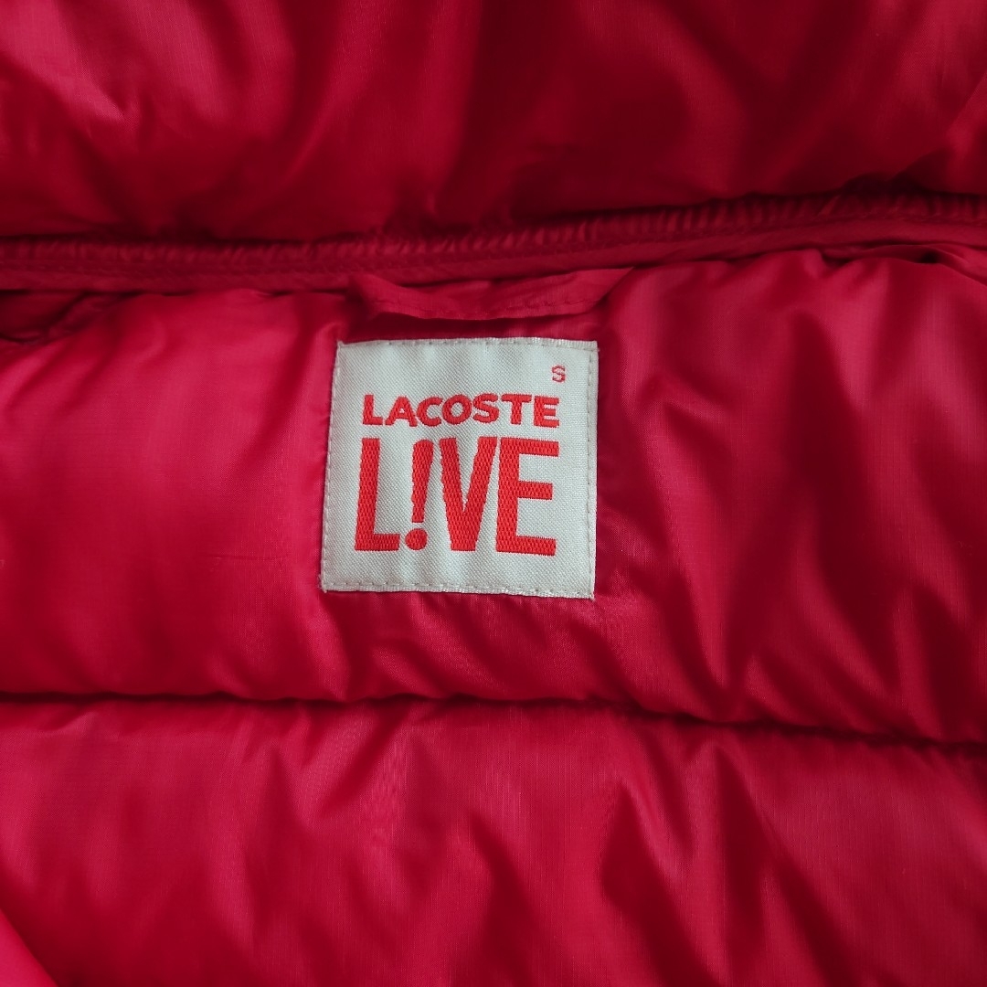 LACOSTE L!VE(ラコステライブ)の【匿名配送】ラコステライブ ダウンベスト 赤 フード取り外し可能 レディース スポーツ/アウトドアのゴルフ(ウエア)の商品写真