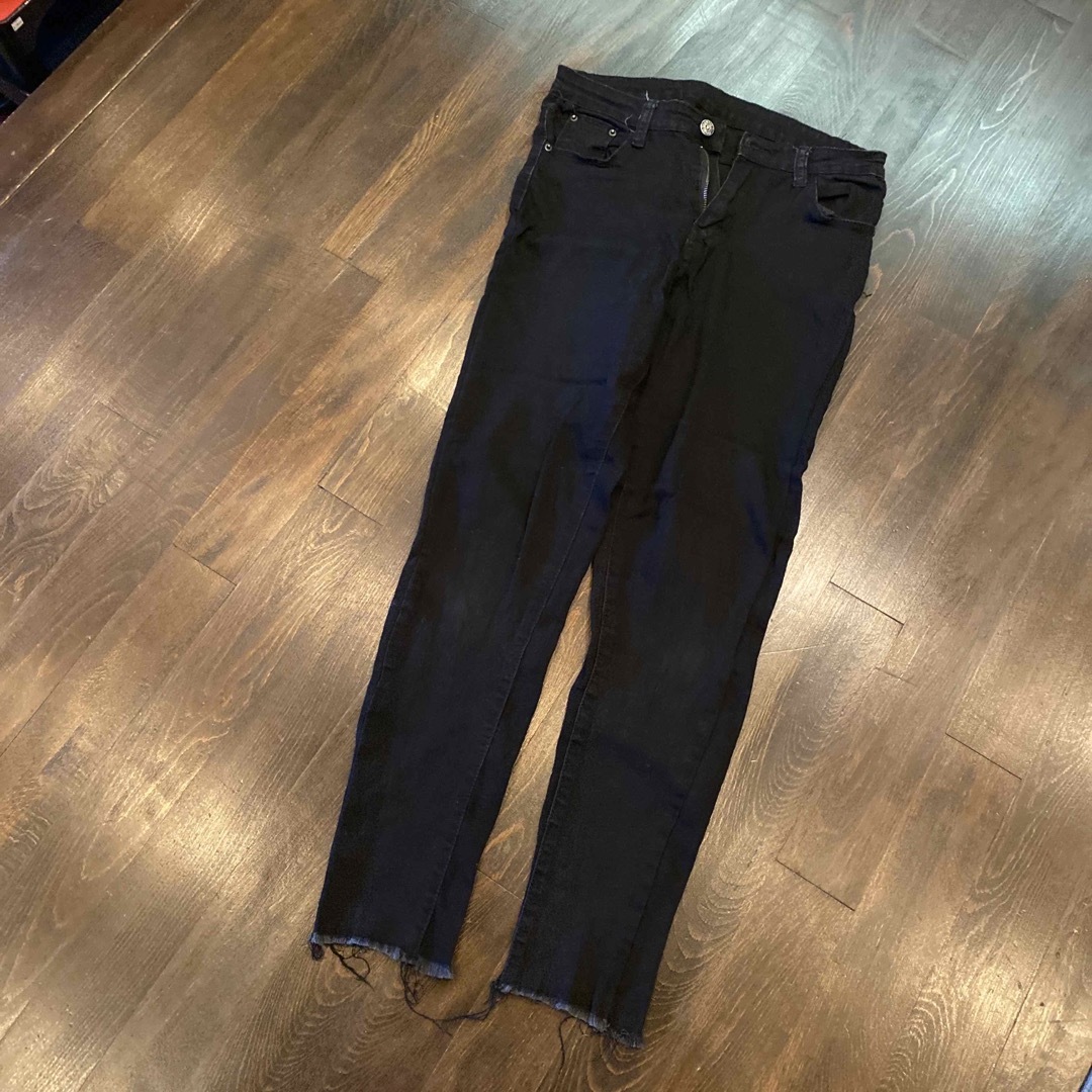 黒 ストレッチ スキニーデニム パンツ 裾切りっぱなし 29インチ Mサイズ レディースのパンツ(スキニーパンツ)の商品写真