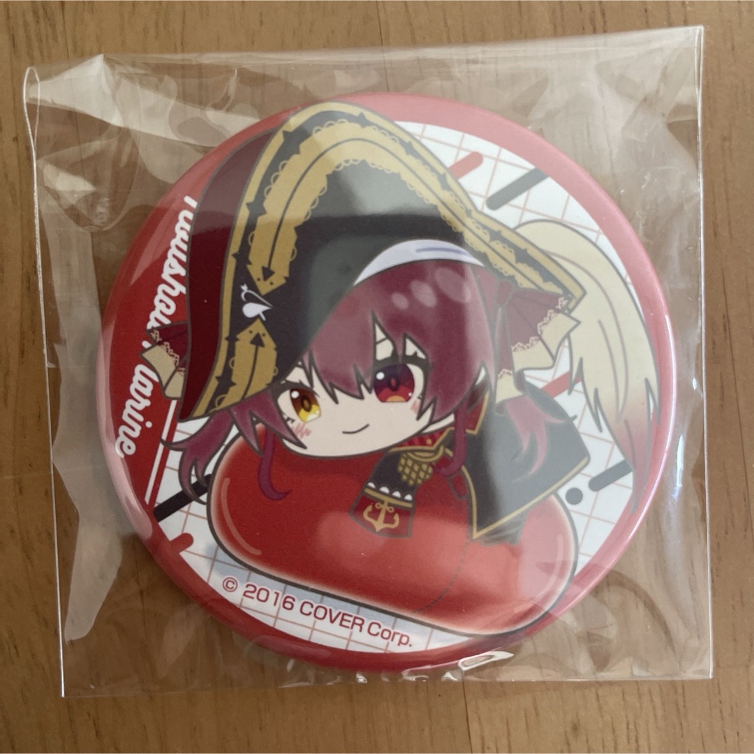 BANDAI(バンダイ)のホロライブ　はぐみーつ　缶バッジ　宝鐘マリン エンタメ/ホビーのアニメグッズ(バッジ/ピンバッジ)の商品写真