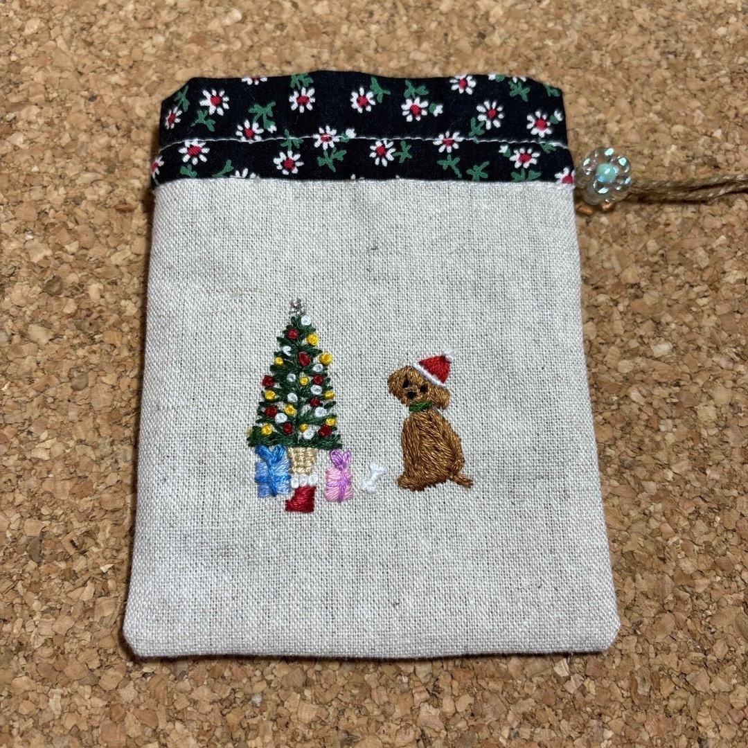 クリスマスツリとトイプードル刺繍入　ポプリサシェ　　お守り袋 ハンドメイドのファッション小物(その他)の商品写真