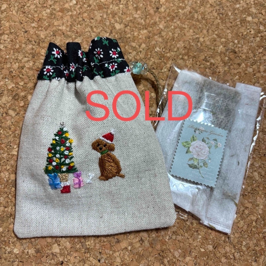 クリスマスツリとトイプードル刺繍入　ポプリサシェ　　お守り袋 ハンドメイドのファッション小物(その他)の商品写真