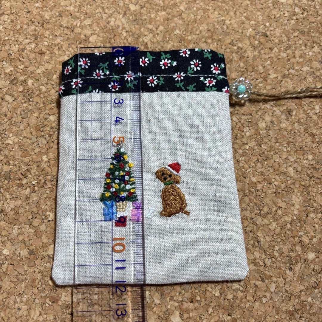 クリスマスツリとトイプードル刺繍入　ポプリサシェ　　お守り袋 ハンドメイドのファッション小物(その他)の商品写真