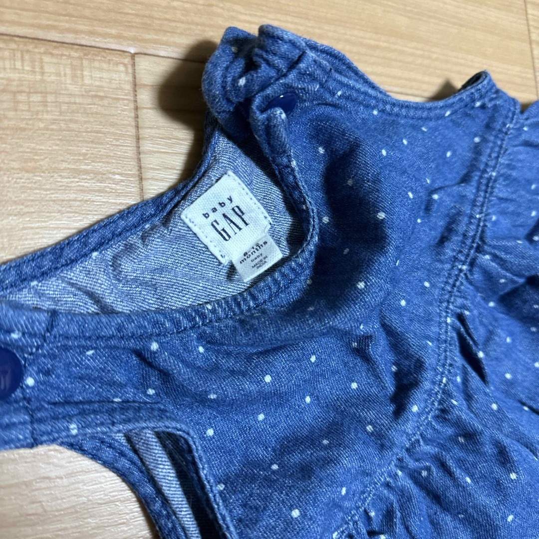 babyGAP(ベビーギャップ)のbaby GAP ドット　デニムワンピース　70 キッズ/ベビー/マタニティのベビー服(~85cm)(ワンピース)の商品写真