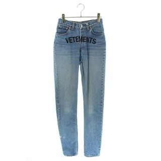 ヴェトモン(VETEMENTS)のヴェトモン ×リーバイス LEVI'S  17AW  WSS18PA5 ロゴ刺繍デニムパンツ レディース XS(デニム/ジーンズ)