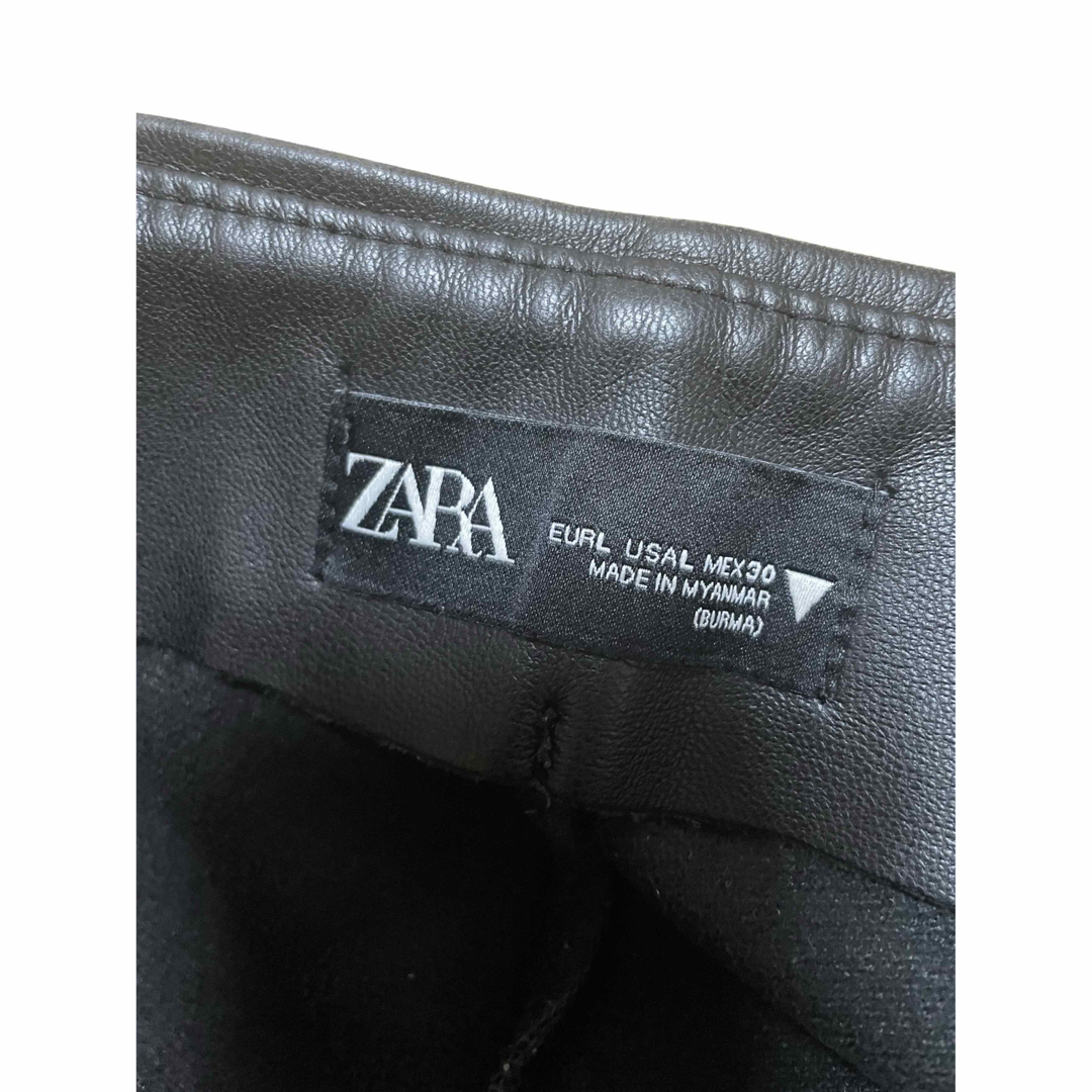 ZARA(ザラ)のZARA フェイクレザーパンツ レディースのパンツ(カジュアルパンツ)の商品写真