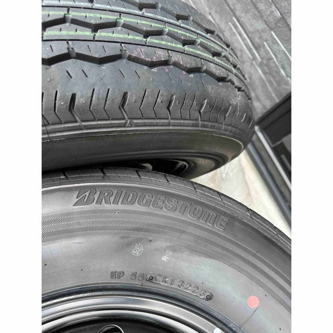 BRIDGESTONE(ブリヂストン)のハイエース　純正ホイール付タイヤ　ホイールキャップセット　新車外し 自動車/バイクの自動車(タイヤ・ホイールセット)の商品写真